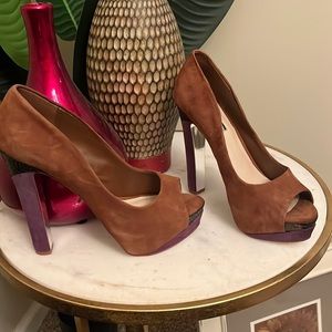 Color block suede pumps